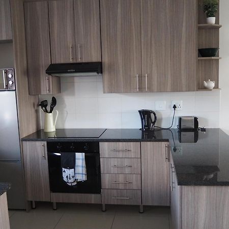Or Tambo Self Catering Apartments, The Willows Боксбург Екстериор снимка