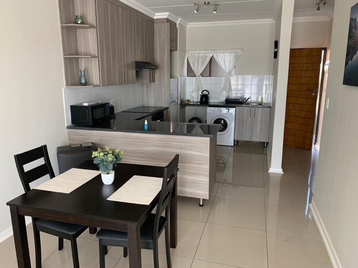 Or Tambo Self Catering Apartments, The Willows Боксбург Екстериор снимка