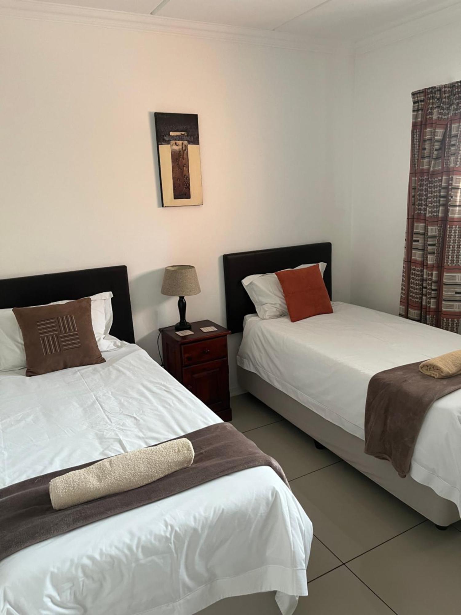 Or Tambo Self Catering Apartments, The Willows Боксбург Екстериор снимка