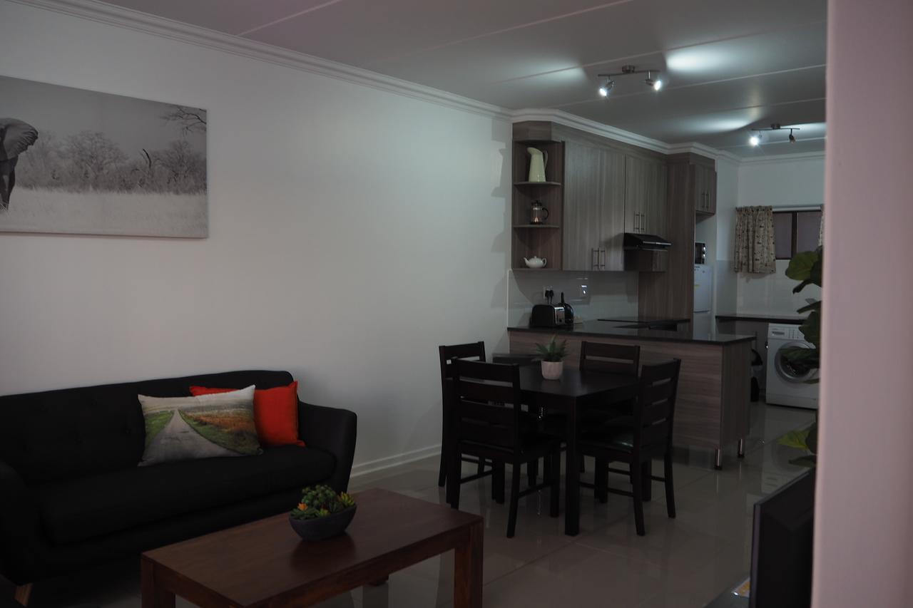 Or Tambo Self Catering Apartments, The Willows Боксбург Екстериор снимка