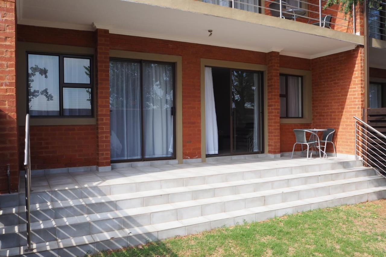 Or Tambo Self Catering Apartments, The Willows Боксбург Екстериор снимка