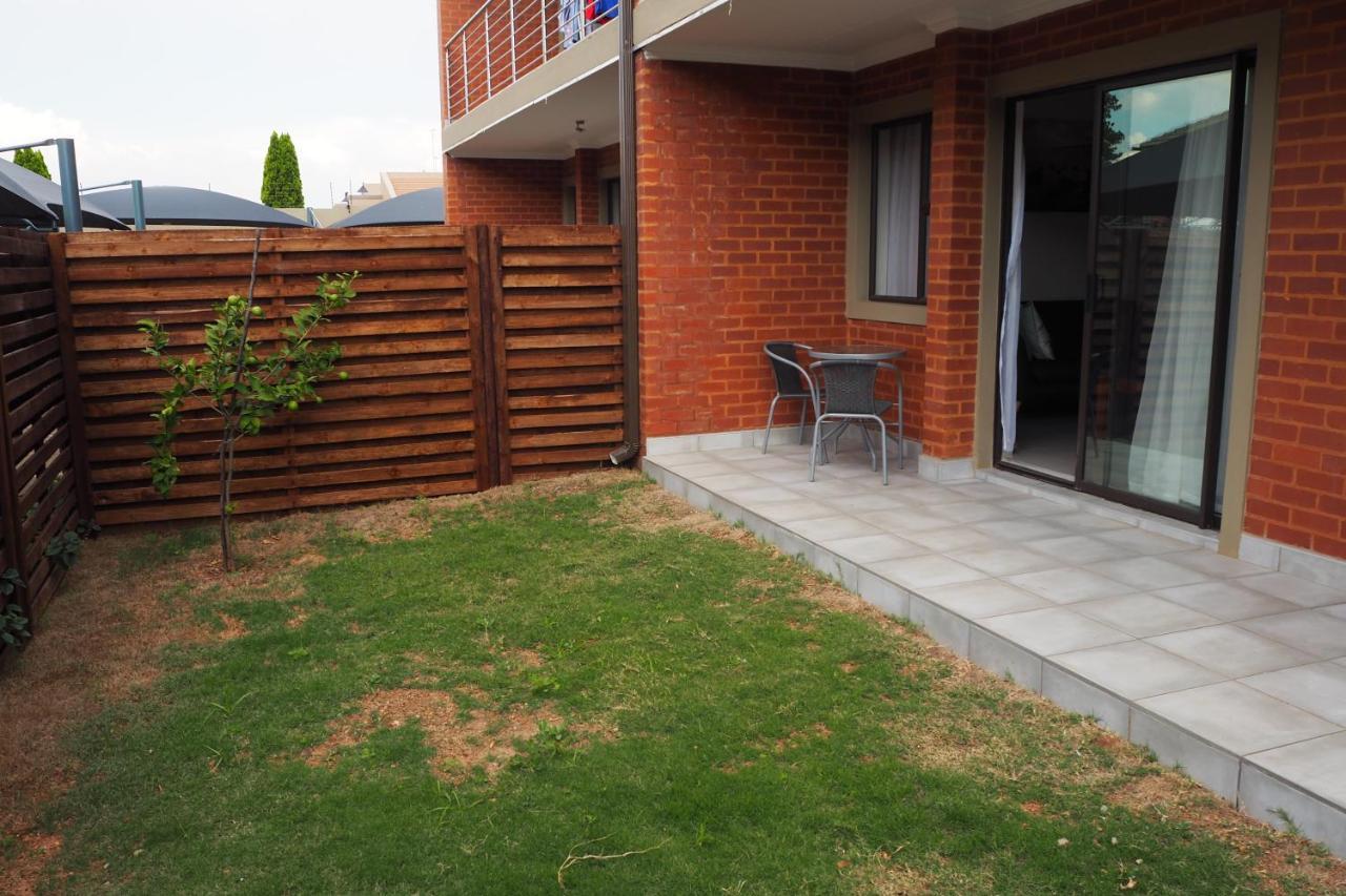 Or Tambo Self Catering Apartments, The Willows Боксбург Екстериор снимка