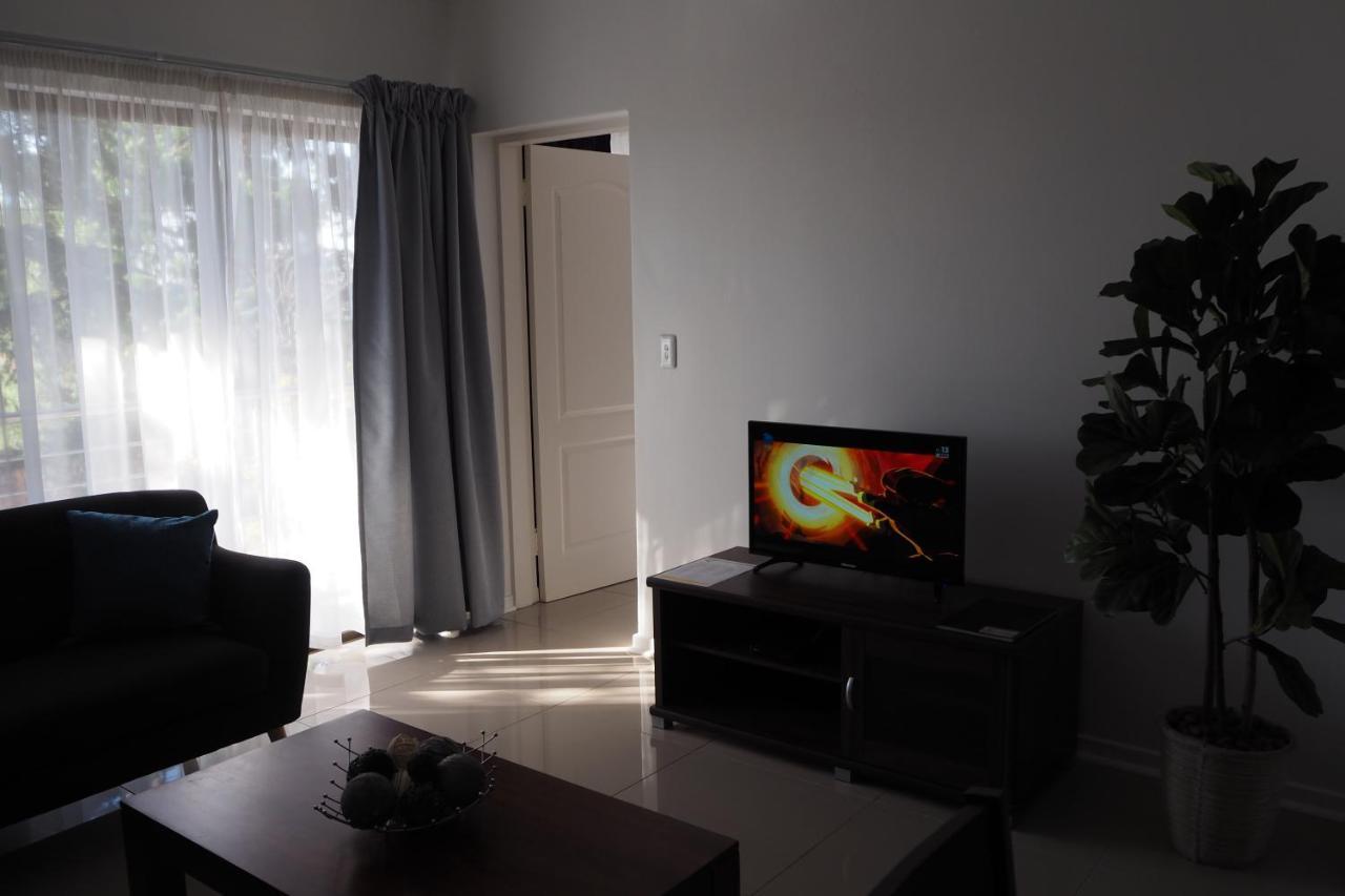 Or Tambo Self Catering Apartments, The Willows Боксбург Екстериор снимка
