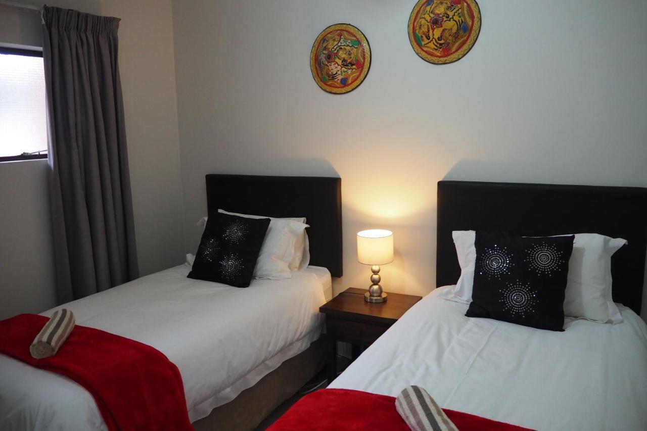 Or Tambo Self Catering Apartments, The Willows Боксбург Екстериор снимка