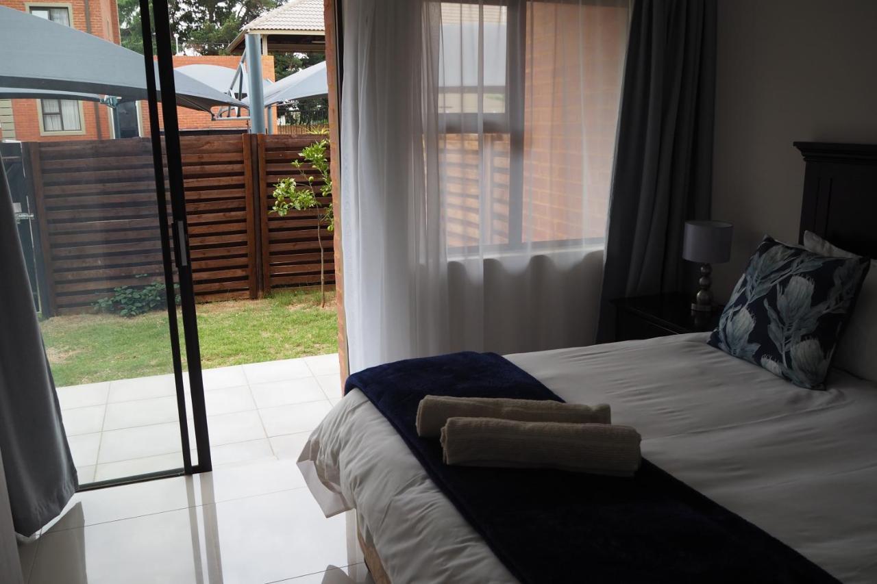 Or Tambo Self Catering Apartments, The Willows Боксбург Екстериор снимка