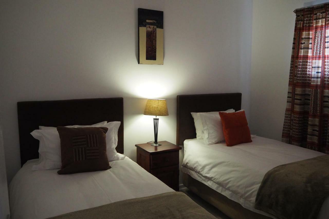 Or Tambo Self Catering Apartments, The Willows Боксбург Екстериор снимка