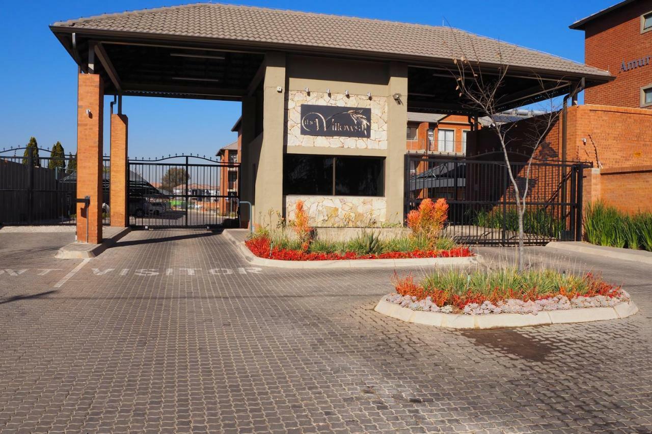 Or Tambo Self Catering Apartments, The Willows Боксбург Екстериор снимка