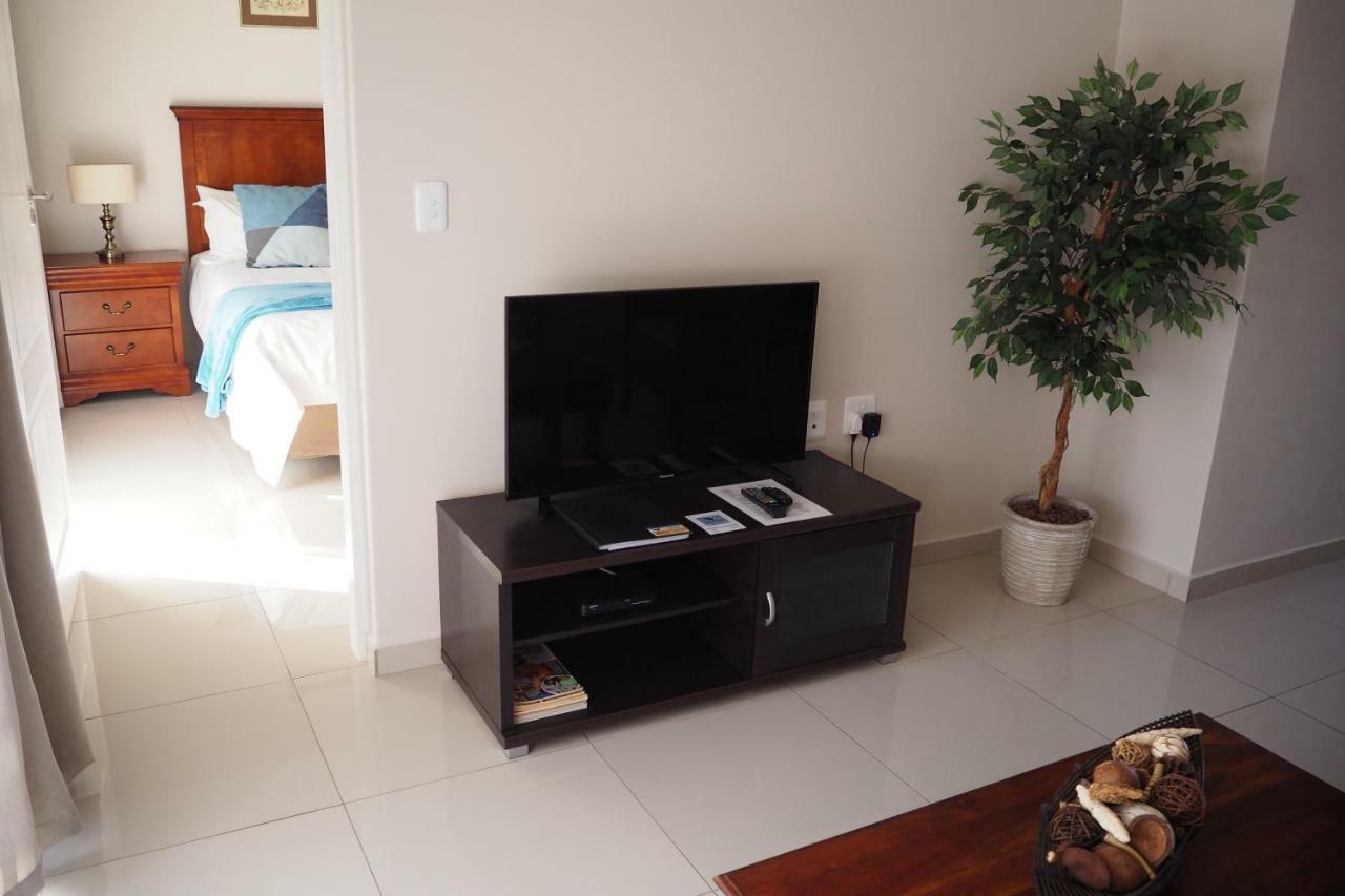 Or Tambo Self Catering Apartments, The Willows Боксбург Екстериор снимка