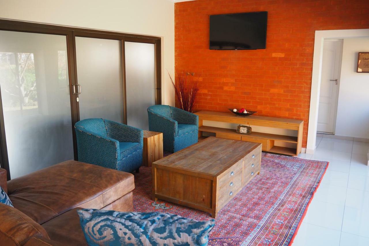 Or Tambo Self Catering Apartments, The Willows Боксбург Екстериор снимка
