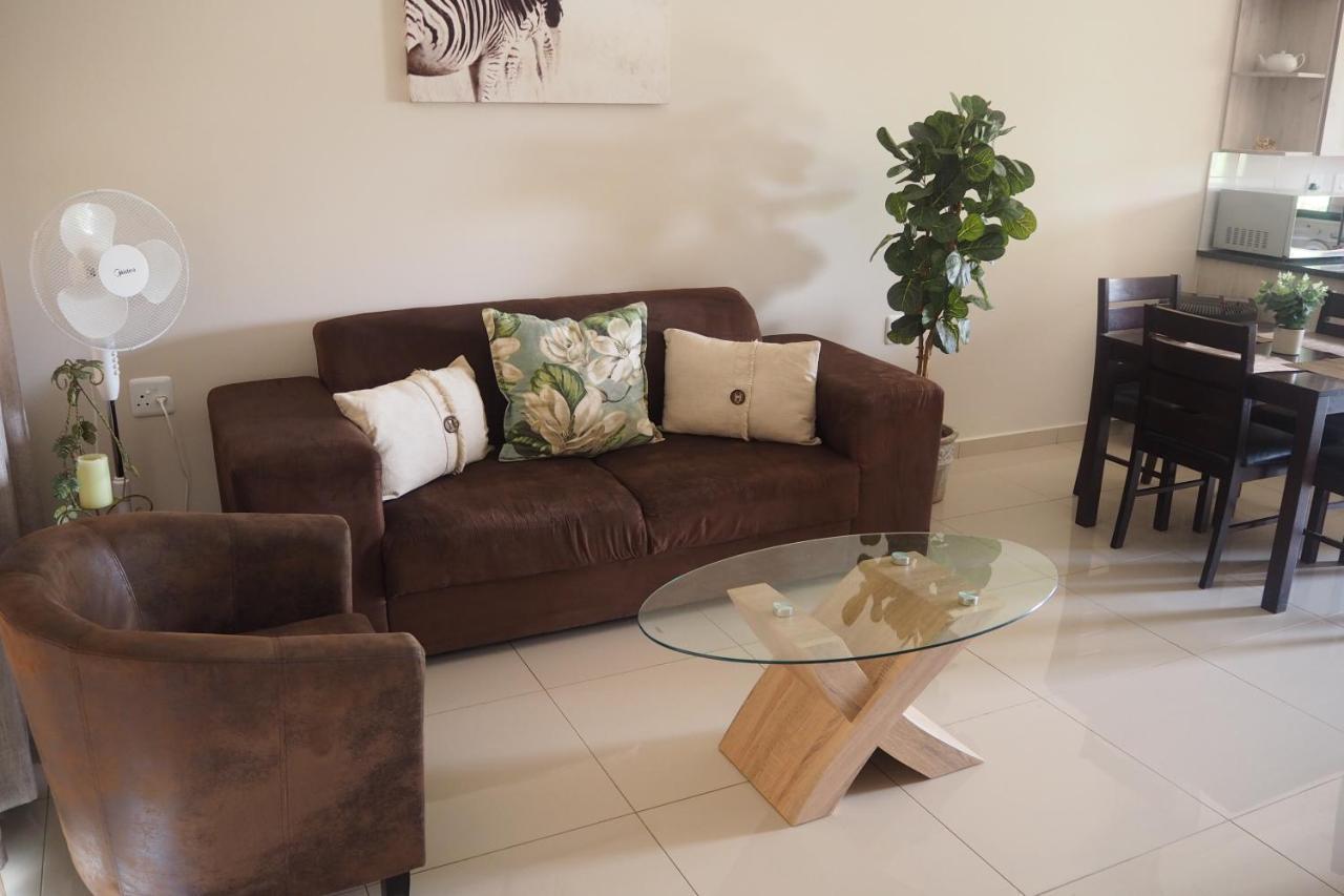 Or Tambo Self Catering Apartments, The Willows Боксбург Екстериор снимка