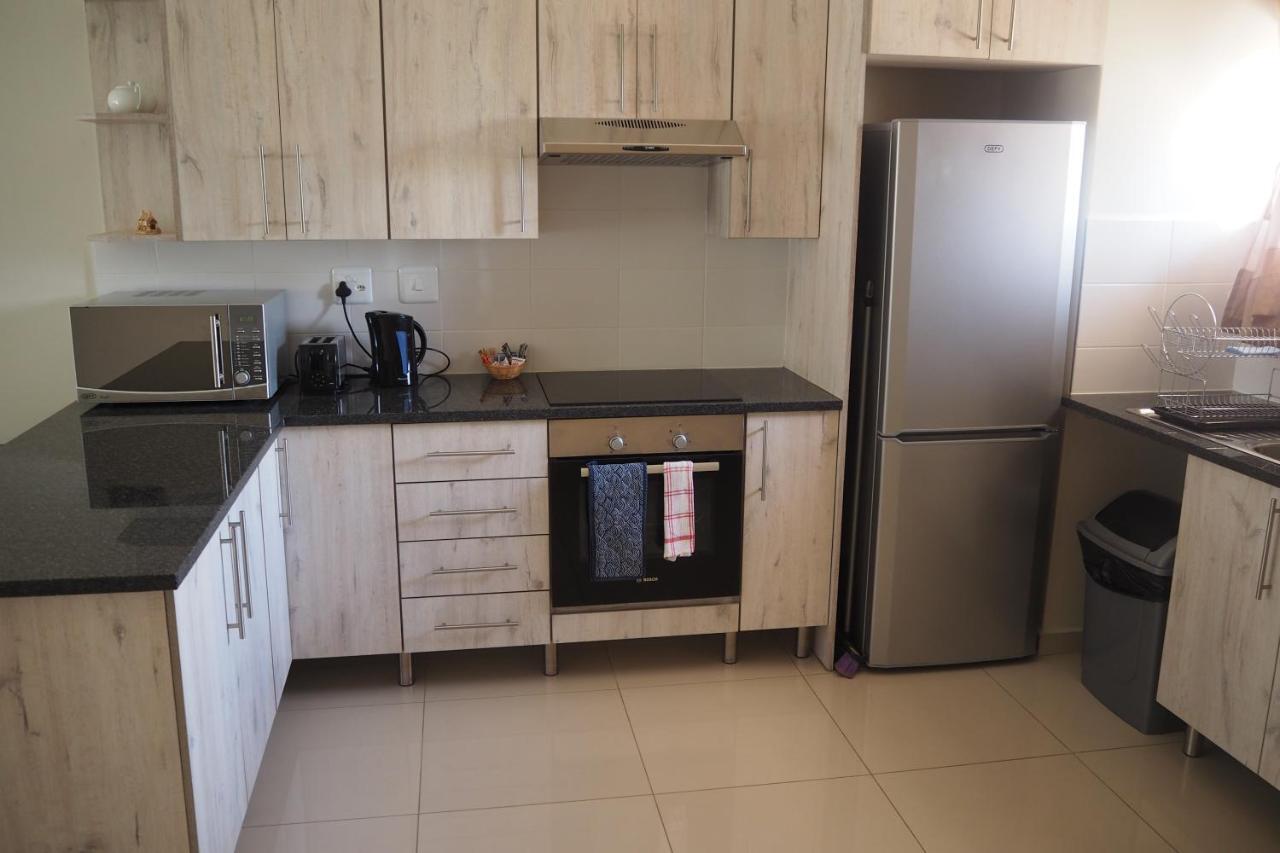 Or Tambo Self Catering Apartments, The Willows Боксбург Екстериор снимка